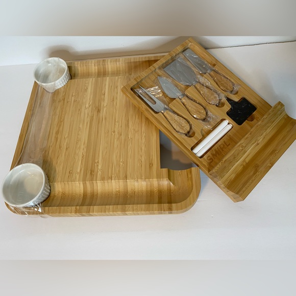 Smirly bamboo cheeseboard with ramekins and cheese knives - Picture 2 of 10